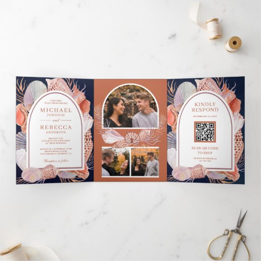 Rustic Seashells Nautical Navy QR Code Weddenschap Drieluik Uitnodiging (Binnen)