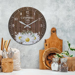 Rustic Shasta Daisy and Wood Family Name Grote Klok<br><div class="desc">Fun,  gepersonaliseerd ontwerp. Maakt het perfecte cadeau voor een huisopwarming,  bruiloft of een andere gelegenheid!</div>