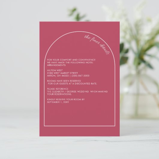 Rustic Simple Modern Arch Magenta Wedding Informatiekaartje (Staand voorkant)