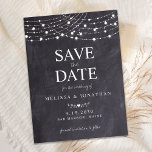 Rustic Slate String Lights Wedding Save the Date Notitiekaartje<br><div class="desc">Save the date! Maak je huwelijk bekend met vrienden en familie met dit bijtende krijtbord en snaarlampen, en sla de datumkaarten op. Personaliseer met namen, trouwdatum, locatie. Voeg andere informatie op de rug toe. Deze unieke chalkboardsstrijklichten zullen bruiloft sparen de kaarten een blijvende indruk maken, uw gasten zullen ervoor zorgen...</div>