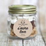 Rustic S'more Love Kraft Wedding Favor Ronde Sticker<br><div class="desc">Kute "Haal meer liefde voor thuis" design met broodroostermakerkunst bovenaan. Kraft background is een afbeelding dat alleen niet echt Kraft paper is. De doopvont voor de initialen en de datum van het paar zijn klantgericht. Geweldig voor de mores cadeautjes!</div>