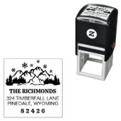 Rustic Snowfall Mountains & Pine Return Address Zelfinktende Stempel (In situ)