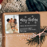 Rustic Snowflake Christmas Return Adreslabel Etiket<br><div class="desc">Rustieke sneeuwvlok krijtbord foto vrolijk kerstscript vakantie kerst terug adres labels. Beschikt over een "Merry Christmas" script,  een familie foto,  sneeuwvlokken op zwart krijtbord of schoolbord achtergrond. Geweldig voor de kerstvakantie,  gemakkelijk te personaliseren met uw namen en retour adres info.</div>