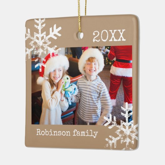 Rustic Snowflake Family Tan Keramisch Ornament (Links)