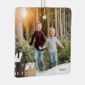 Rustic Snowy Village Scene Photo Keramisch Ornament (Rechts)