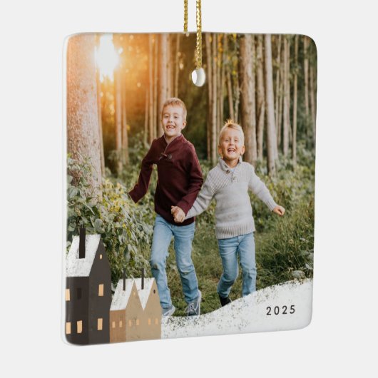 Rustic Snowy Village Scene Photo Keramisch Ornament (Rechts)