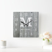 Rustic Specialized Gray Wood Farmhouse Monogram Vierkante Klok (Huis)