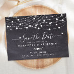 Rustic String Lights Chalkboard Slate Wedding Save The Date<br><div class="desc">Save the date! Maak je huwelijk bekend met vrienden en familie met dit bijtende krijtbord en snaarlampen, en sla de datumkaarten op. Deze unieke koordlichten en het schitterende bord van de slate bruiloft sparen de kaarten zullen een blijvende indruk maken, zullen uw gasten ervoor zorgen om de datum te bewaren!...</div>