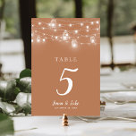 Rustic String Lights Double Sided Wedding Table Nu Kaart<br><div class="desc">Betaalbare kaarten met een geldig aantal trouwerijen met een eenvoudige DIY-sjabloon voor aanpassing. Dit rustige chic-ontwerp bevat strengen van gloeiende snaarlampen en maandraden op een roest oranje achtergrond. Pas elk tabelnummer aan dat u nodig hebt en voeg elk afzonderlijk toe aan uw kart (opmerking: het toevoegen van een groot aantal...</div>