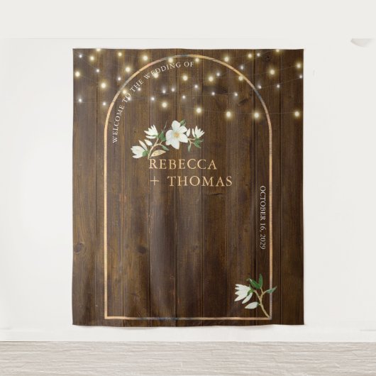 Rustic String Lights Gold Arch Magnolia Wedding Wandkleed (Voorkant)