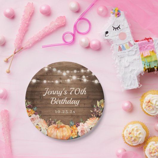 Rustic String Lights Herfst Pumpkin Happy Birthday Papieren Bordje (Feest)