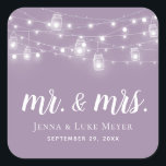 Rustic String Lights Mr. en Mrs Wedding Monogram Vierkante Sticker<br><div class="desc">Aangepaste gedrukte stickers gepersonaliseerd met uw Mr. en Mrs. monogram en trouwdatum, ideaal voor huwelijksgunstlabels, welkomsttassen of envelopzegels met uw uitnodigingen. Het ontwerp is voorzien van gloeiende strijklichten en mason potten op een stoffige paarse achtergrond. Gebruik de ontwerptools om een achtergrondkleur te kiezen, de tekstlettertypen en kleuren te wijzigen of...</div>