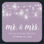 Rustic String Lights Mr. en Mrs Wedding Monogram Vierkante Sticker<br><div class="desc">Aangepaste gedrukte stickers gepersonaliseerd met uw Mr. en Mrs. monogram en trouwdatum, ideaal voor huwelijksgunstlabels, welkomsttassen of envelopzegels met uw uitnodigingen. Het ontwerp is voorzien van gloeiende strijklichten en mason potten op een stoffige paarse achtergrond. Gebruik de ontwerptools om een achtergrondkleur te kiezen, de tekstlettertypen en kleuren te wijzigen of...</div>