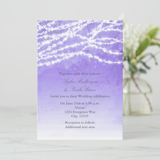 Rustic String Lights Paarse bruiloft uitnodiging (Staand voorkant)