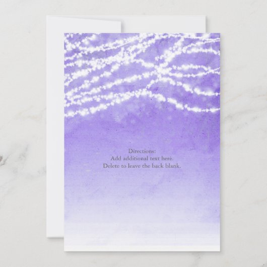 Rustic String Lights Paarse bruiloft uitnodiging (Achterkant)