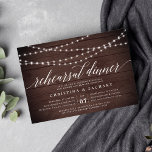 Rustic String Lights Rehearsal Dinner Invitation Kaart<br><div class="desc">Onze elegante repetitieve diner of cocktailparty uitnodigingen zijn voorzien van een donkere houten plank achtergrond met snaren van witte lichten over de bovenkant, en "repetitief diner" in de tekentypografie van de chemische kalligrafie. Pas je aan met je ceremonie repetitie en repetitieve diner details onder. Omvat ruimte voor de repetitietiming en...</div>