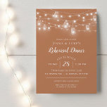 Rustic String Lights Rehearsal Dinner Invitation Kaart<br><div class="desc">Betaalbare aangepaste, gedrukte huwelijksrepetities voor het diner met een gebruiksvriendelijke sjabloon voor aanpassing. Dit rustige ontwerp kenmerkt strengen van gloeiende snaarlichten en maandraden op een stoffige teracotta achtergrond. Pas de uitnodiging aan met de details van uw repetitieve diner of pas de tekst aan om voor elke gebeurtenis te gebruiken. Gebruik...</div>