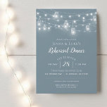 Rustic String Lights Rehearsal Dinner Invitation Kaart<br><div class="desc">Betaalbare aangepaste, gedrukte huwelijksrepetities voor het diner met een gebruiksvriendelijke sjabloon voor aanpassing. Dit rustige chic-ontwerp biedt strengen gloed van snaren en maankruiken op een stoffige blauwe achtergrond. Pas de uitnodiging aan met de details van uw repetitieve diner of pas de tekst aan om voor elke gebeurtenis te gebruiken. Gebruik...</div>