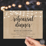 Rustic String Lights Rehearsal Dinner Invites Kaart<br><div class="desc">Een huwelijksrepetitie met de toekomstige Bride en de toekomstige Groom,  voor hun grote dag? Nodig de gasten met deze Rustic Boerderij Kaart van de Lichten van het Huwelijksfeest van de Wondeningel Uitnodiging Kaart uit. Voeg uw repetitieve diner details toe in het overeenkomende zwarte lettertype/lettertype. #TeeshaDerrick</div>