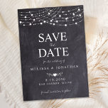 Rustic String Lights Slate Chalkboard Weddenschap  Save The Date<br><div class="desc">Save the date! Maak je huwelijk bekend met vrienden en familie met dit bijtende krijtbord en snaarlampen, en sla de datumkaarten op. Personaliseer met namen, trouwdatum, locatie. Voeg andere informatie op de rug toe. Deze unieke chalkboardsstrijklichten zullen bruiloft sparen de kaarten een blijvende indruk maken, uw gasten zullen ervoor zorgen...</div>