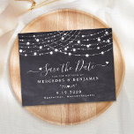 Rustic String Lights Wedding Save the Date Slate Notitiekaartje<br><div class="desc">Save the date! Maak je huwelijk bekend met vrienden en familie met dit bijtende krijtbord en snaarlampen, en sla de datumkaarten op. Deze unieke koordlichten en het schitterende bord van de slate bruiloft sparen de kaarten zullen een blijvende indruk maken, zullen uw gasten ervoor zorgen om de datum te bewaren!...</div>
