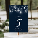 Rustic String Lights Wedding Table Numbers Kaart<br><div class="desc">Betaalbare gedrukte trouwtafel nummerkaarten met een eenvoudige DIY-sjabloon voor maatwerk. Dit rustieke chique ontwerp heeft strengen gloeiende snaarlampen en metselaarpotten op een donkere marineblauwe achtergrond. Personaliseer elk tabelnummer dat u nodig hebt en voeg elk afzonderlijk toe aan uw winkelwagentje (opmerking: als u een groot aantal kaarten aan uw winkelwagentje toevoegt,...</div>