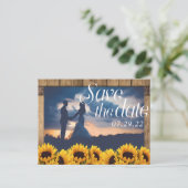 Rustic Sunflower Barn Wood Foto Save the Date Aankondigingskaart (Staand voorkant)