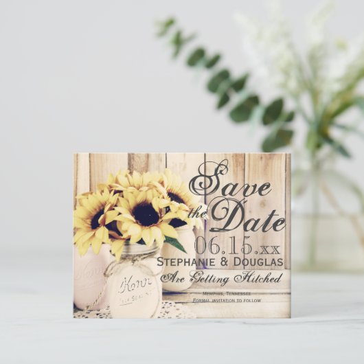 Rustic Sunflower Mason Jar Save the Date Briefkaar Aankondigingskaart (Staand voorkant)