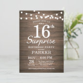 Rustic Surprise 16e verjaardag Uitnodiging Hout (Staand voorkant)