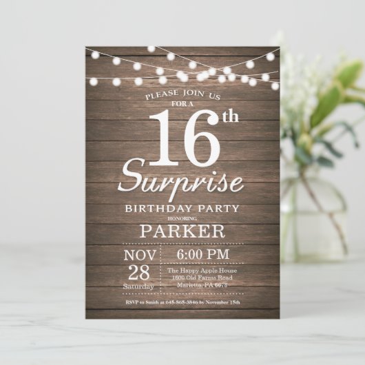 Rustic Surprise 16e verjaardag Uitnodiging Hout (Staand voorkant)