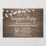 Rustic Surprise 16th Birthday Invitation Wood Kaart<br><div class="desc">Rustic Surprise 16th Birthday Invitation with String Lights Wood Background 13e 15e 16e 18e 21e 30e 40e 60e 70e 90e 100e,  elke leeftijd. Voor verdere aanpassing,  te klikken gelieve de knoop "van de Aanpassing het"en ons ontwerphulpmiddel te gebruiken om deze sjabloon te wijzigen.</div>