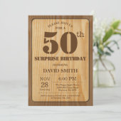 Rustic Surprise 50ste verjaardag Uitnodiging Hout (Staand voorkant)
