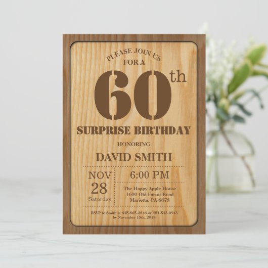 Rustic Surprise 60e verjaardag Uitnodiging Hout (Staand voorkant)