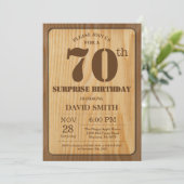 Rustic Surprise 70e verjaardag Uitnodiging Hout (Staand voorkant)