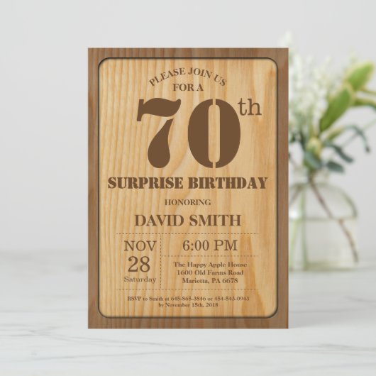 Rustic Surprise 70e verjaardag Uitnodiging Hout (Staand voorkant)