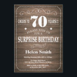 Rustic Surprise 70th Birthday Invitation Kaart<br><div class="desc">Rustic Surprise 70th Birthday Invitation with Rustic Wood Background. Retro. Volwassen verjaardag. Mannelijke Mannen of vrouwen: Birthday. Kinder jongen of meisje Lady Teen Teenage Bday Invite. 13e 15e 16e 18e 21e 30e 40e 50e 60e 70e 80e 90e 100e. Elke leeftijd. Voor verdere aanpassing, te klikken gelieve de knoop "van de...</div>