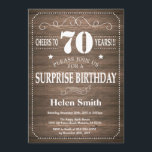 Rustic Surprise 70th Birthday Invitation Kaart<br><div class="desc">Rustic Surprise 70e verjaardag uitnodiging met rustieke houten achtergrond. retro. Verjaardag voor volwassenen. Verjaardag van Mannen of vrouwen. Kinder jongen of meisje dame tiener Bday Nodig uit. 13e 15e 16e 18e 20e 21e 30e 40e 50e 60e 70e 80e 90e 100e. Elke leeftijd. Voor verdere aanpassing klikt u op de knop...</div>