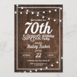 Rustic Surprise 70th Birthday Party Kaart<br><div class="desc">Deze rustige 70e verrassingsverjaardagsuitnodiging kenmerkt koordlichten op een donkere houtachtergrond. Klik de aanpassingsknoop voor meer flexibiliteit in het wijzigen van de tekst! De variaties van dit ontwerp, extra kleuren, evenals de coördinerende producten zijn beschikbaar in onze winkel, zazzle.com/doodlelulu*. Neem contact met ons op als je dit ontwerp op een specifiek...</div>