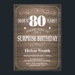 Rustic Surprise 80th Birthday Invitation Kaart<br><div class="desc">Rustic Surprise 80th Birthday Invitation with Rustic Wood Background. Retro. Volwassen verjaardag. Mannelijke Mannen of vrouwen: Birthday. Kinder jongen of meisje Lady Teen Teenage Bday Invite. 13e 15e 16e 18e 21e 30e 40e 50e 60e 70e 80e 90e 100e. Elke leeftijd. Voor verdere aanpassing, te klikken gelieve de knoop "van de...</div>