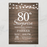 Rustic Surprise 80th Birthday Invitation Wood Kaart<br><div class="desc">Rustic Surprise 80th Birthday Invitation with String Lights Wood Background 13e 15e 16e 18e 21e 30e 40e 60e 70e 90e 100e,  elke leeftijd. Voor verdere aanpassing,  te klikken gelieve de knoop "van de Aanpassing het"en ons ontwerphulpmiddel te gebruiken om deze sjabloon te wijzigen.</div>