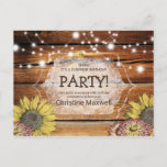 Rustic Surprise Sunflower 60th Birthday Uitnodigin Uitnodiging Briefkaart<br><div class="desc">Dit gemakkelijke briefkaart is de weg die we moeten bewandelen! Vul gewoon je informatie in op de voor- en achterkant,  en je bent klaar! Dit ontwerp bevat een bijtende houten achtergrond,   getekende zonnebloemen,  snaarlichten en aangepaste typografie.</div>