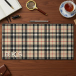 Rustic Tan White & Black Tartan Plaid Monogram Bureaumat<br><div class="desc">Bescherm uw bureaublad in persoonlijke stijl met deze op maat geplakte bureaumat. Met een klassiek bruin kameel, wit en zwart Schots tartan-patroon, is deze grote mousepad-bureaumat het perfecte accessoire voor uw home kantoor of gaming-setup. De duurzame, antislip rubberen basis en het gladde oppervlak van de stof zorgen voor een comfortabele...</div>