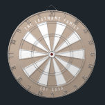 Rustic Tan & White - persoonlijke familie ingestel Dartbord<br><div class="desc">Klassieke stijldartboard met een modern en elegant,  robuust,  neutraal kleurenschema met uw gepersonaliseerde tekst op de bovenkant en onderkant van het bord voor de naam en het gezin van uw gezin,  zoals dit jaar is vastgesteld. Geweldige huwelijkscadeau voor een gezin!</div>