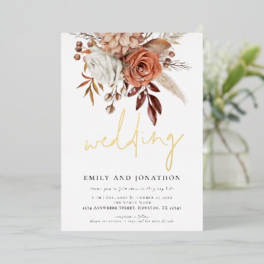 Rustic Terracotta Florals Informal Script Wedding Folie Uitnodiging (Staand Voorkant)