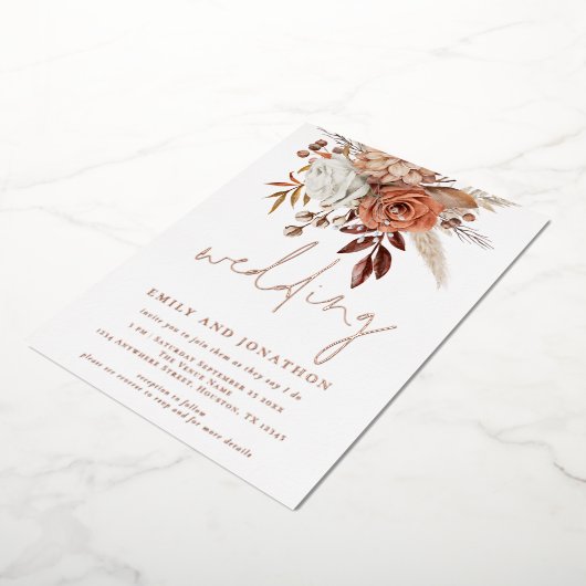Rustic Terracotta Florals Script Wedding Real Foli Folie Uitnodiging (Gedraaid)
