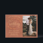 Rustic Terracotta Leaves & Photo Elegant Wedding Save The Date<br><div class="desc">Deze prachtige bruiloft Save the Date-kaart is voorzien van een roestachtig terracotta klei met een modern scriptschrift en een reeks handbeschilderde waterverf bladeren in tinten of roest oranje en verbrand umber. Er is ruimte voor je foto, de naam van het paar en de trouwlocatie. Deze kaart is elegant, stijlvol en...</div>