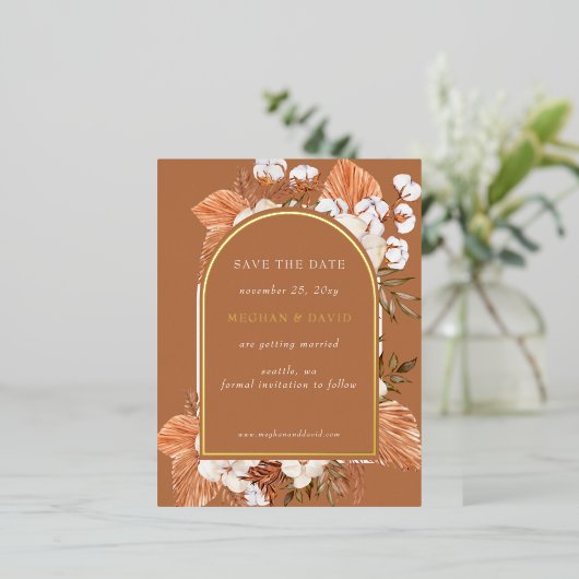 Rustic Terracotta Pampas Arched sparen de datum Folie Uitnodiging Briefkaart (Staand Voorkant)