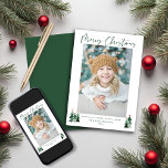 Rustic Trees - Minimalistische moderne kerstfoto Feestdagenkaart<br><div class="desc">Cute, Moderne, maar Robuuste kerstfeestdag fotokaarten met schattige kleine bossen van roestachtige kerstbomen en vrolijk kerstfeest in moderne typografie op een zacht modern pastelkleurpalet van bos en sage-groen. Voeg uw favoriete foto's en een aangepaste groet toe voor de perfecte vakantiekaart! Ideaal voor je minimalistische seizoen van vreugde! Neem contact met...</div>