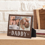 Rustic Two Photo Papa Fotoplaat<br><div class="desc">Het houtteken voor Vaderdag,  verjaardagen,  of nieuwe dads zijn voorzien van twee foto's naast elkaar op een rustige achtergrond met "papa" eronder.</div>