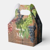 Rustic Vineyard Wood & Grapes Monogram Weddenschap Bedankdoosjes (Voorkant Zijde)